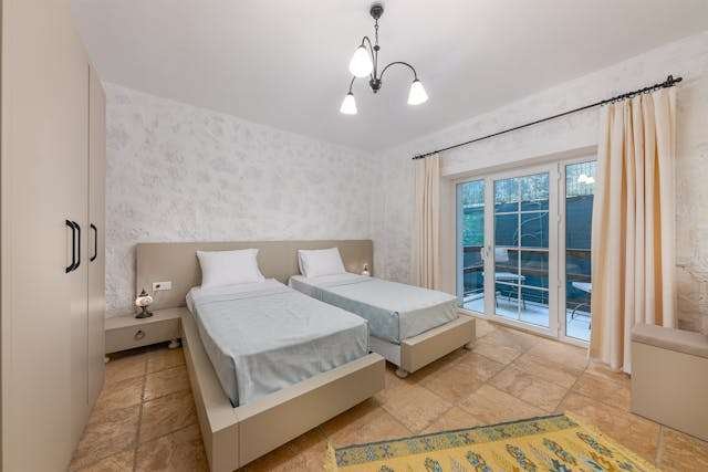 You are currently viewing Tyler Airbnb Hosts: Elevate Your Guest Reviews with 5-Star Turnover Cleaning This August